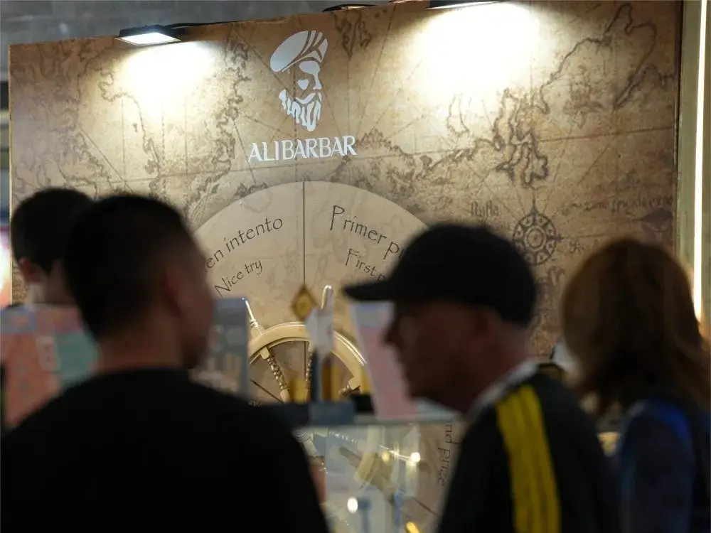 Alibarbar Takes Centre Stage at World Vape Show Dubai 2024 4 Vape lovers trying Alibarbar Onyx Hookah